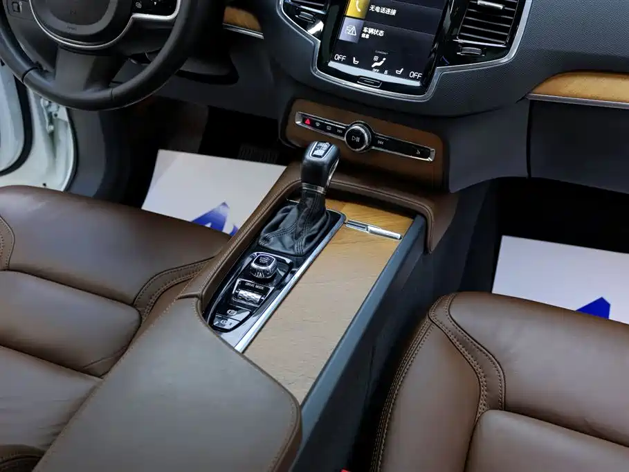 Volvo XC90 2018 — фото 22