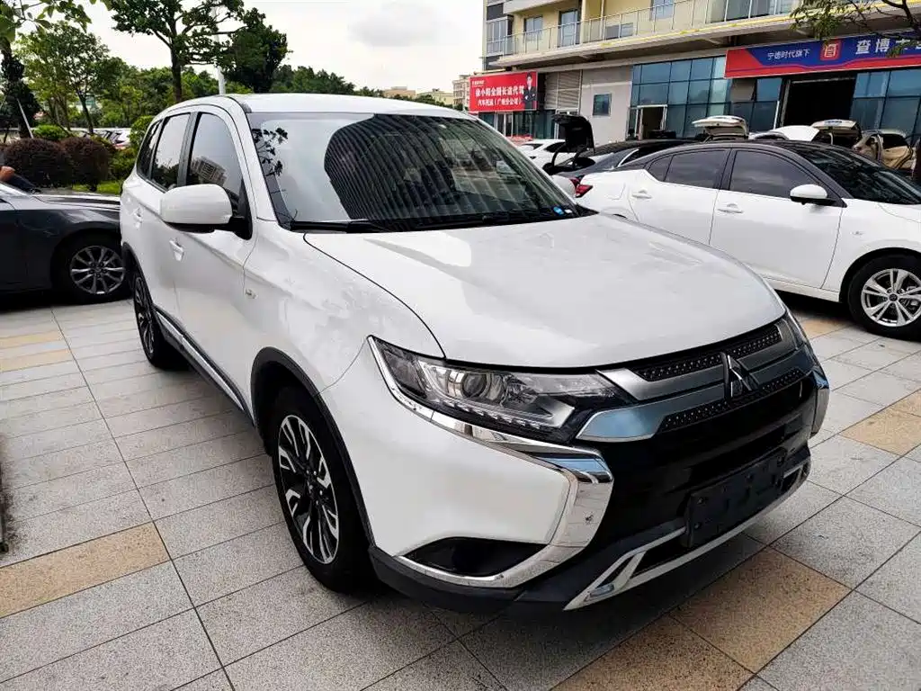 Mitsubishi Outlander 2021 — фото 4