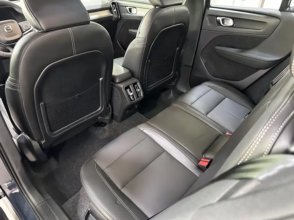 Volvo XC40 — фото 13