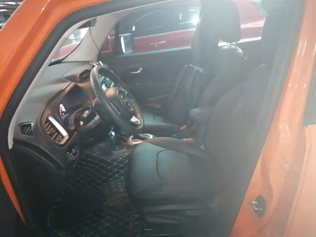Jeep Renegade 2017 — фото 15