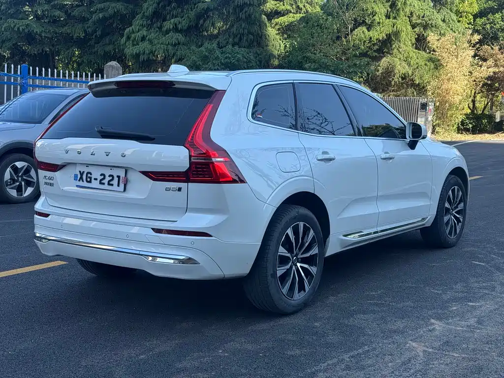 Volvo XC60 2022 — фото 8