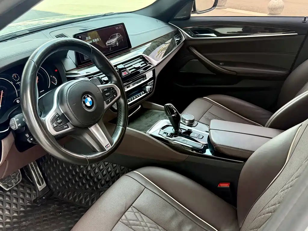 BMW 5 Series 2019 — фото 11