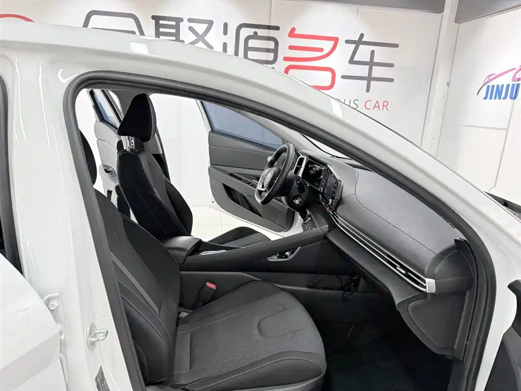 Hyundai Elantra 2023 — фото 16