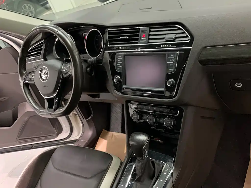 Volkswagen Tiguan L 2017 — фото 16