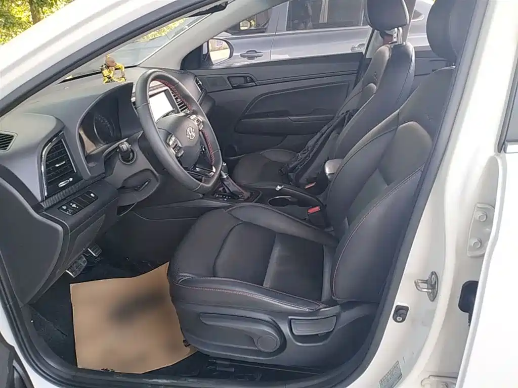 Hyundai Elantra 2018 — фото 15