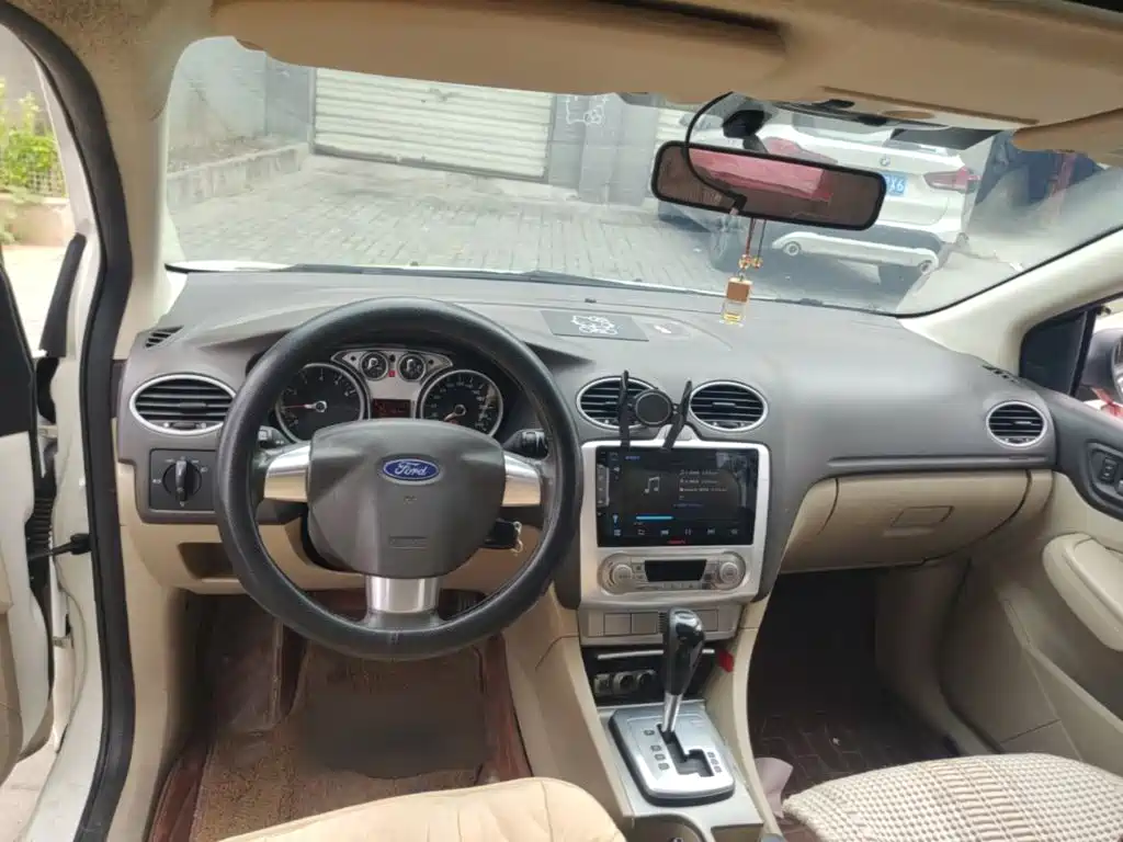 Ford Focus 2015 — фото 10