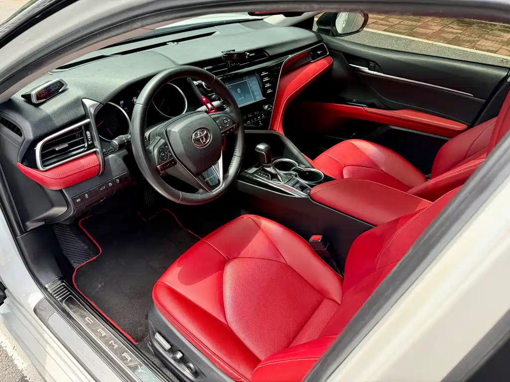 Toyota Camry 2018 — фото 12