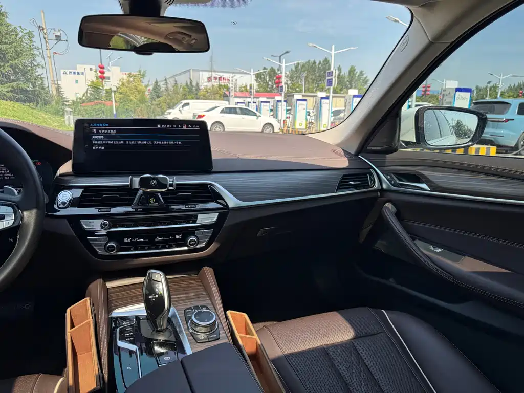 BMW 5 Series 2023 — фото 16
