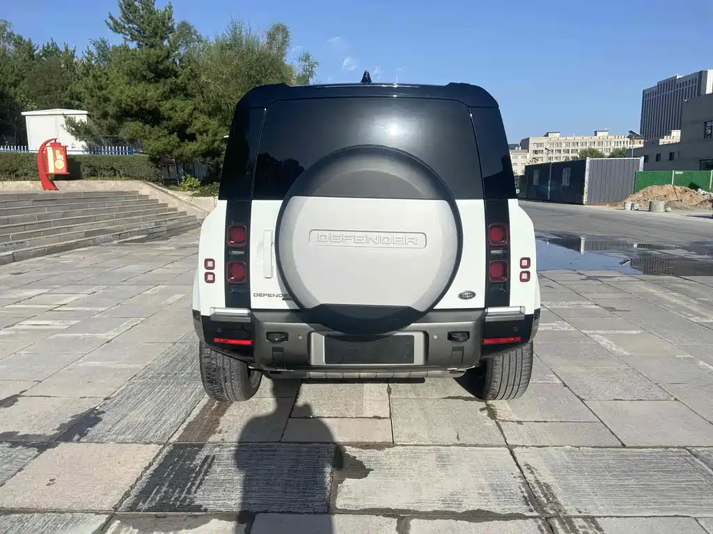 Land Rover Defender 2023 — фото 16