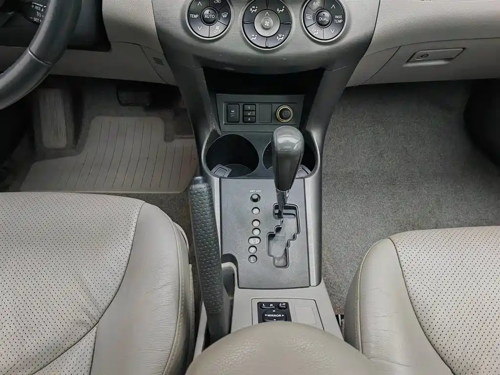 Toyota RAV4 2011 — фото 13