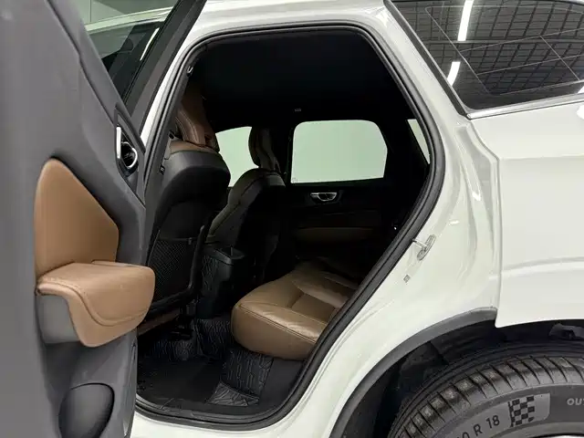 Volvo XC60 2023 — фото 10