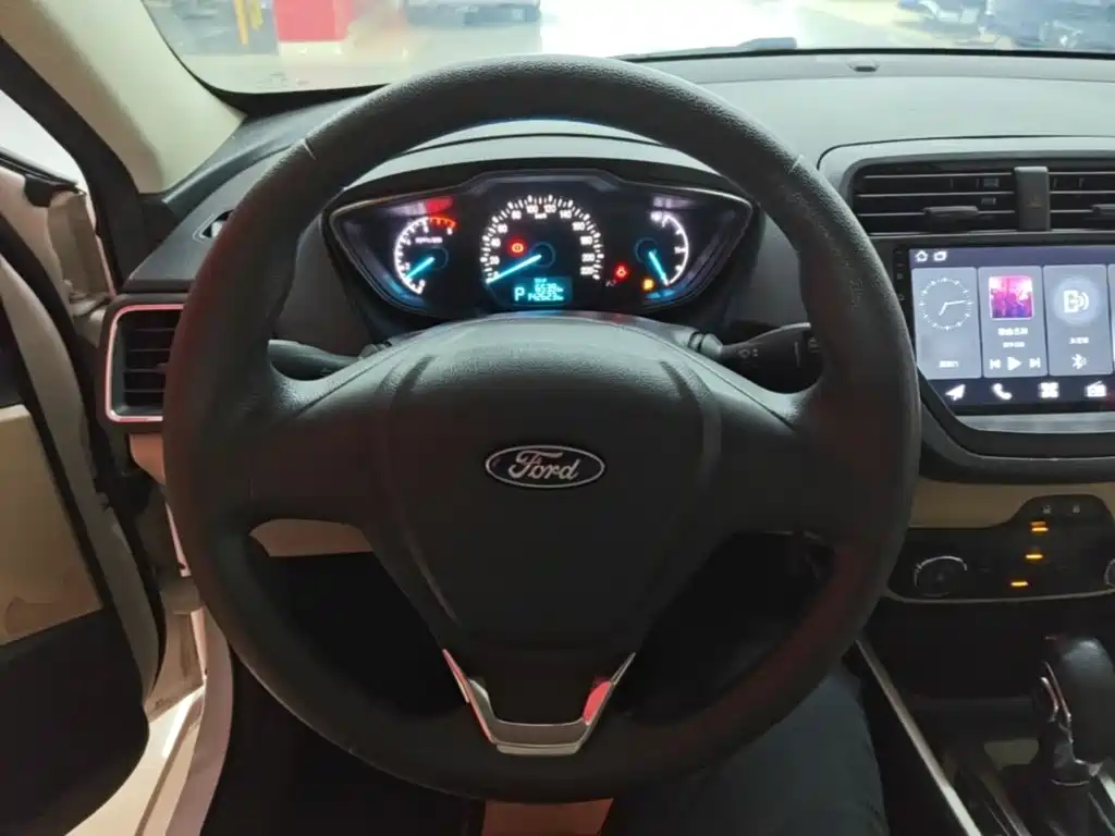 Ford Escort 2016 — фото 11