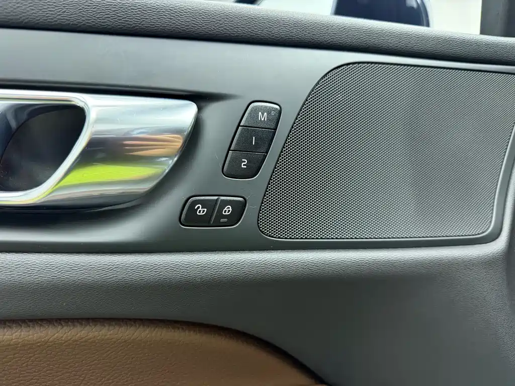 Volvo S60 2022 — фото 14