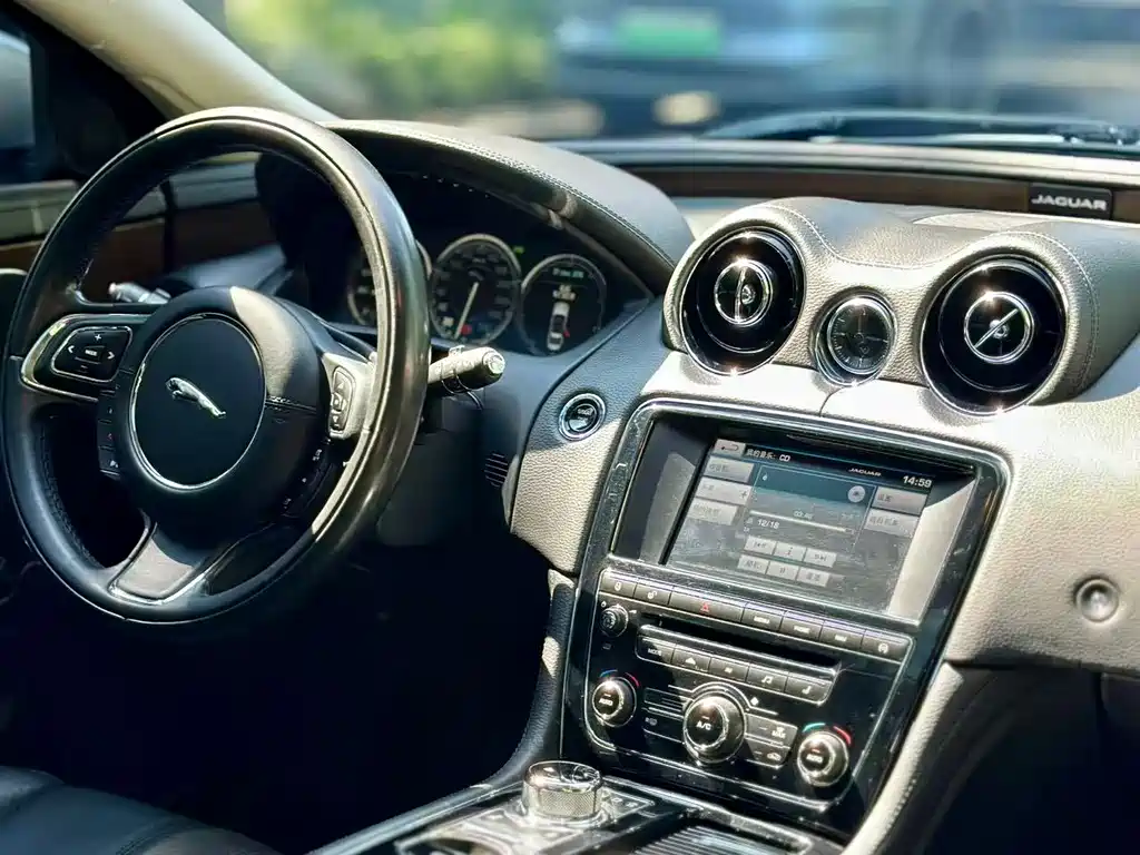 Jaguar XJ 2015 — фото 3