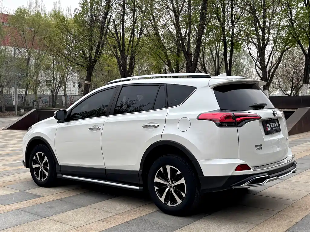 Toyota RAV4 2018 — фото 4