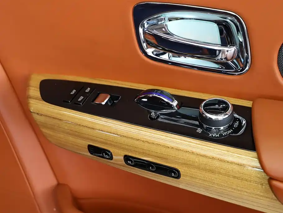 Rolls-Royce Phantom 2019 — фото 19