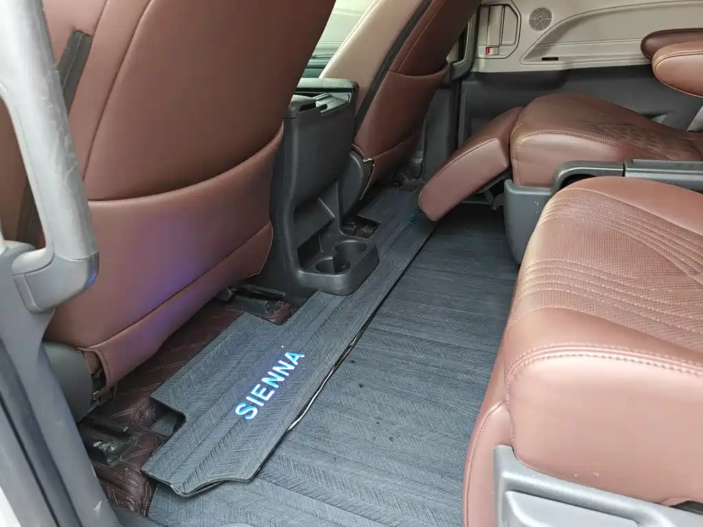 Toyota Sienna 2023 — фото 15