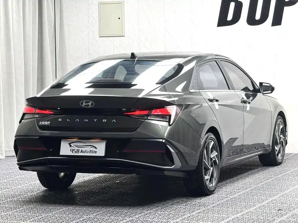 Hyundai Elantra 2023 — фото 11