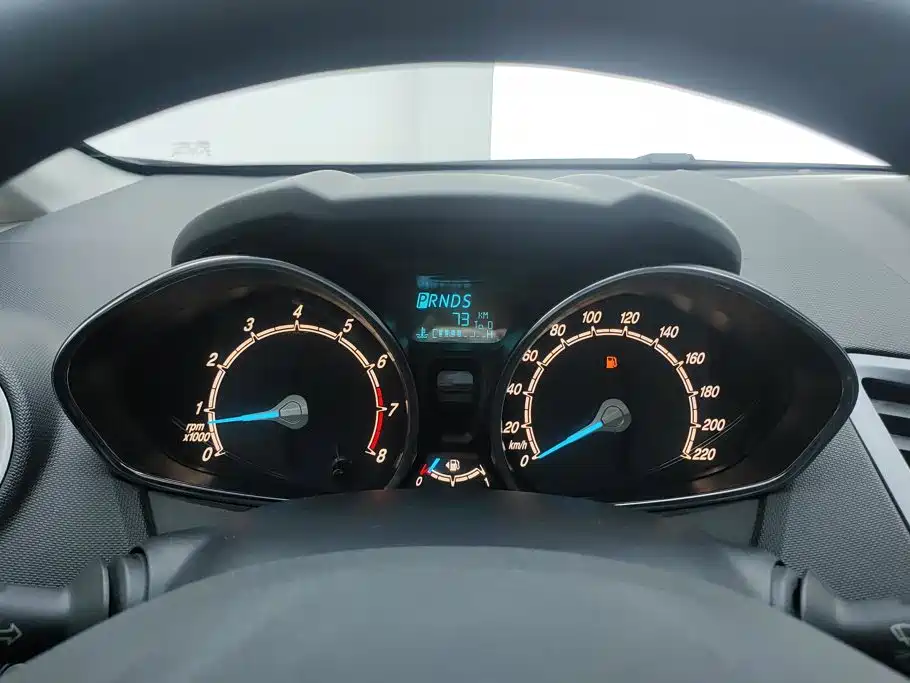 Ford Fiesta 2013 — фото 14