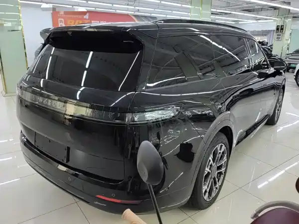 Lynk & Co 900 2025