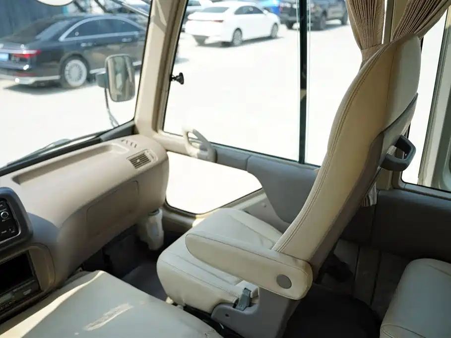 Toyota Coaster 2016 — фото 19