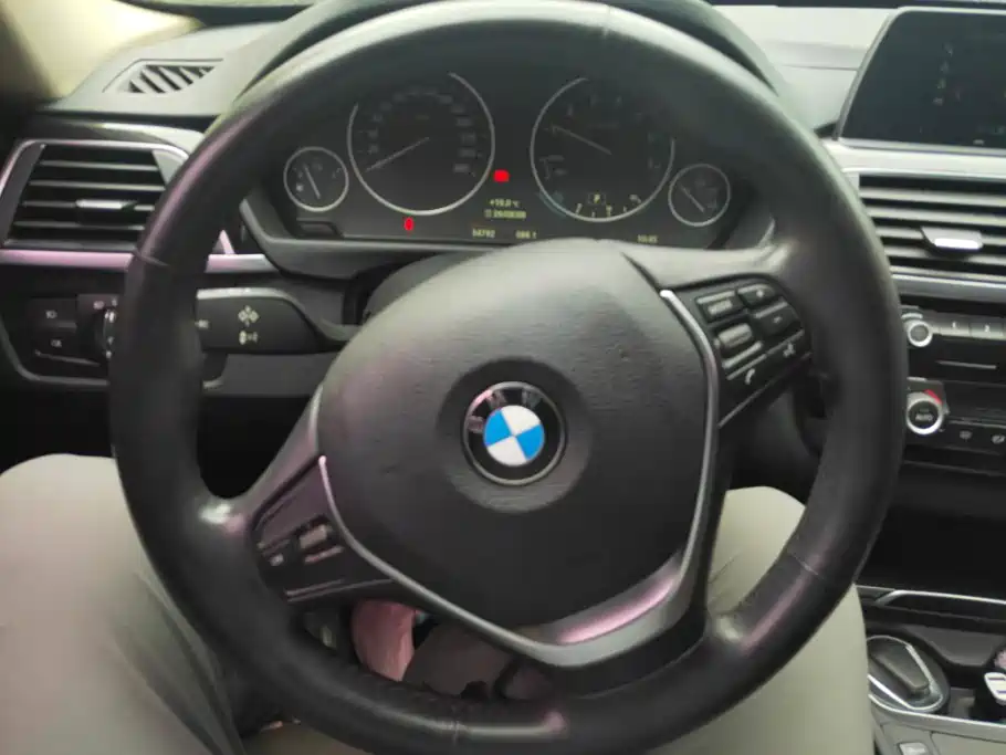 BMW 3 Series 2018 — фото 15