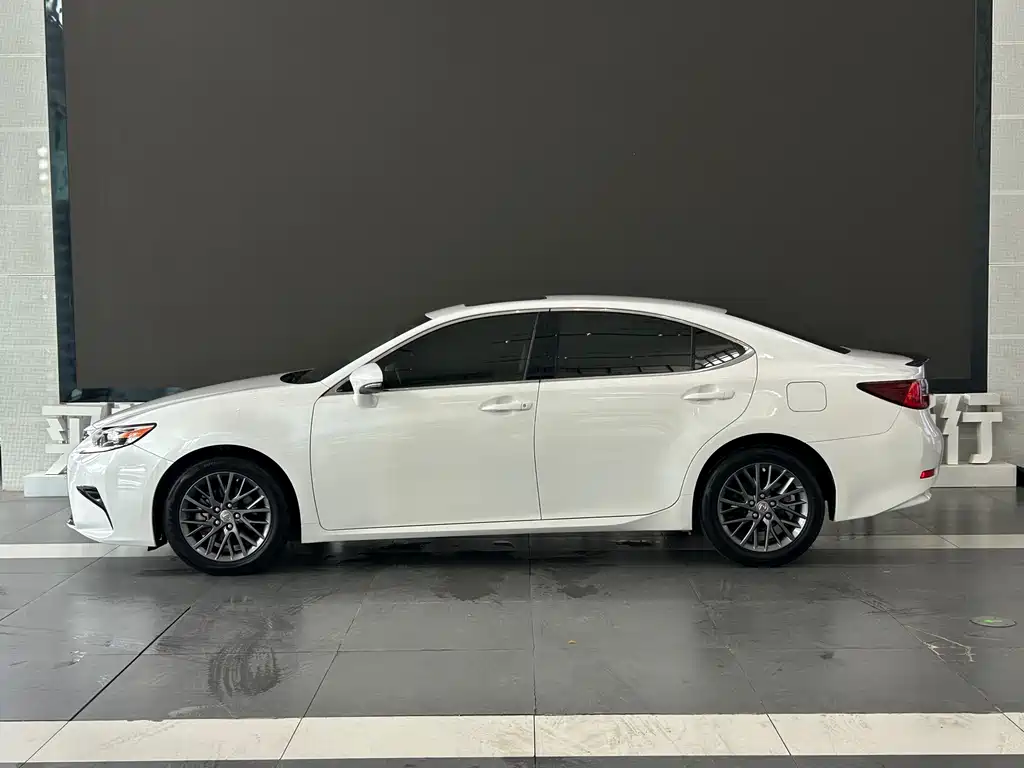 Lexus ES 2018 — фото 14
