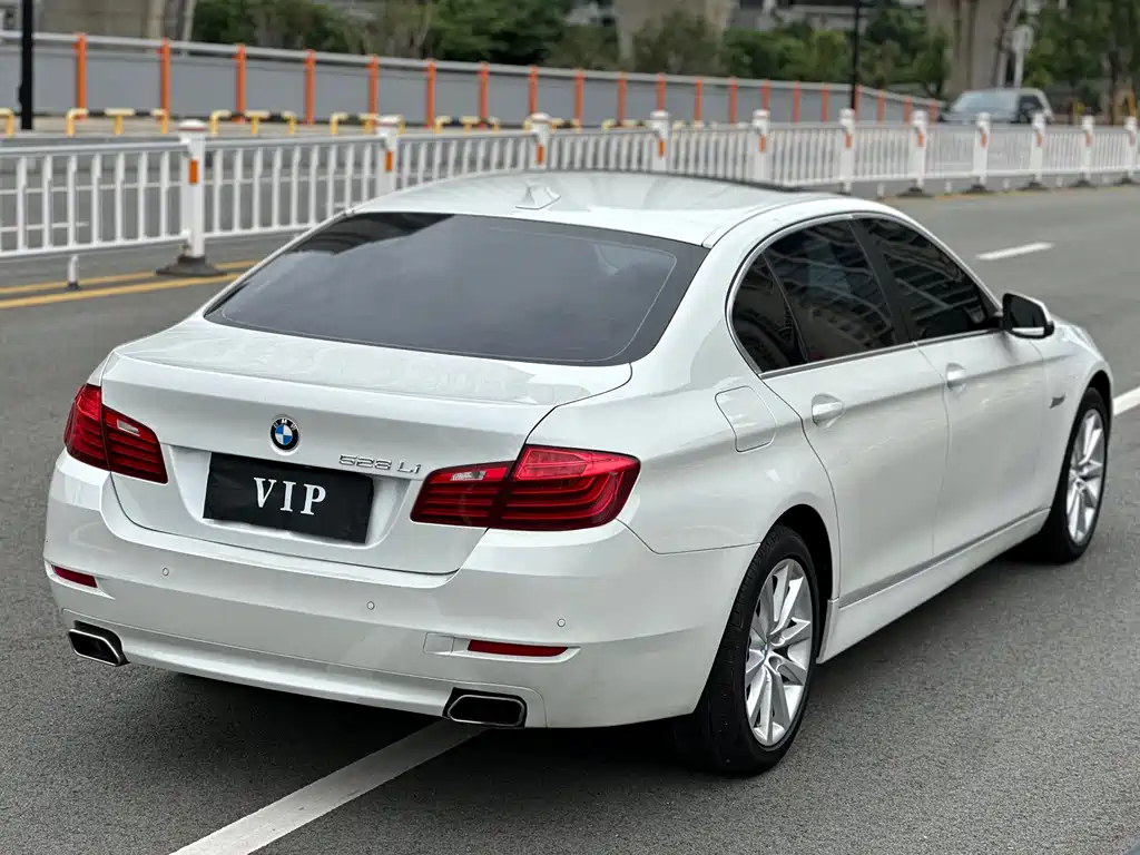 BMW 5 Series 2015 — фото 16
