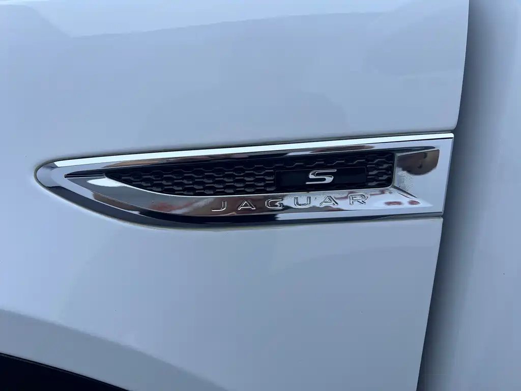 Jaguar E-PACE 2020 — фото 28