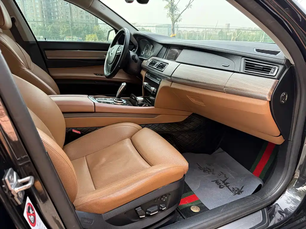 BMW 7 Series 2011 — фото 19
