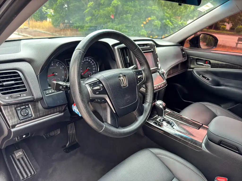 Toyota Crown 2018 — фото 13