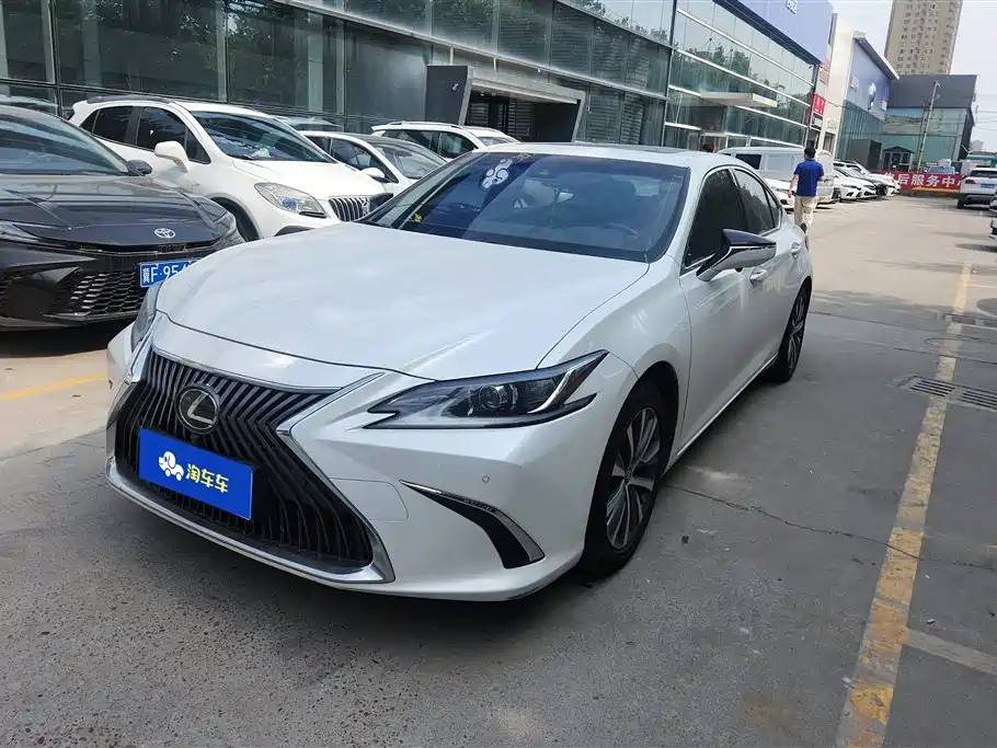Lexus ES 2020 — фото 1