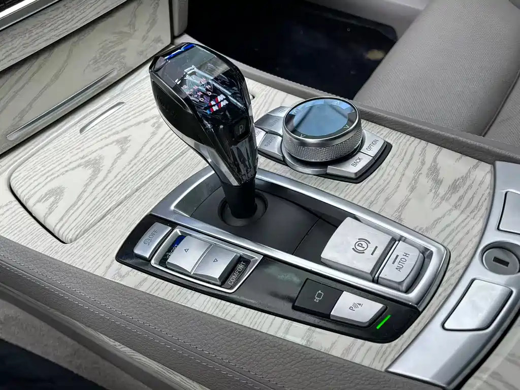 BMW 7 Series 2009 — фото 11