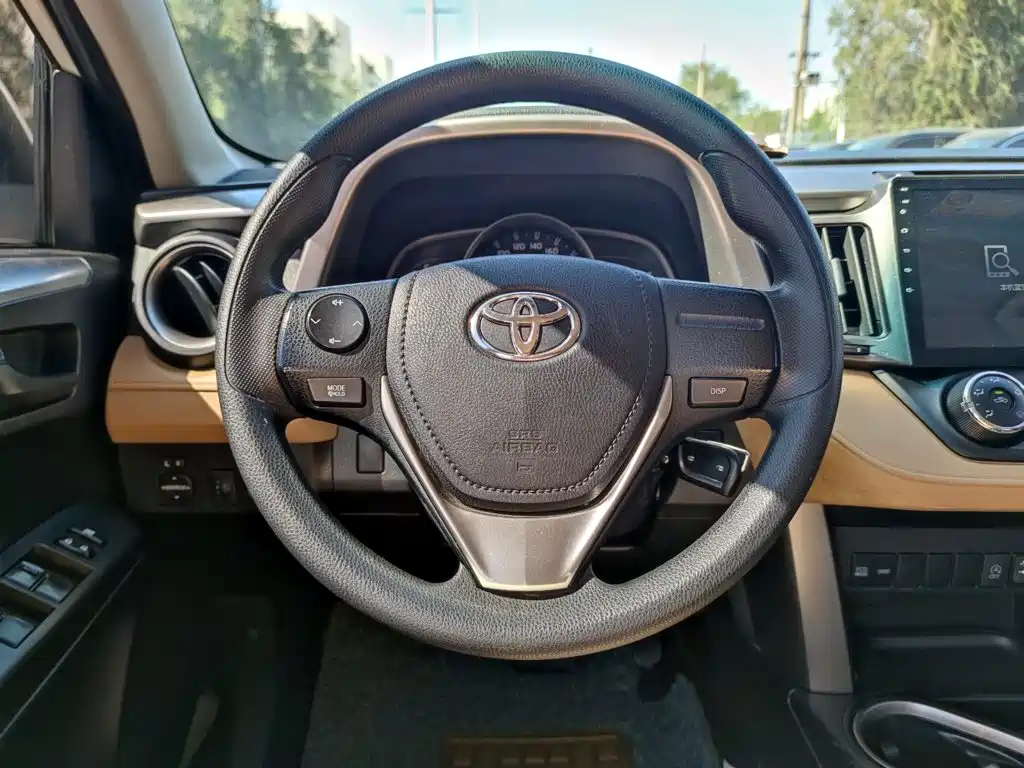 Toyota RAV4 2017 — фото 12