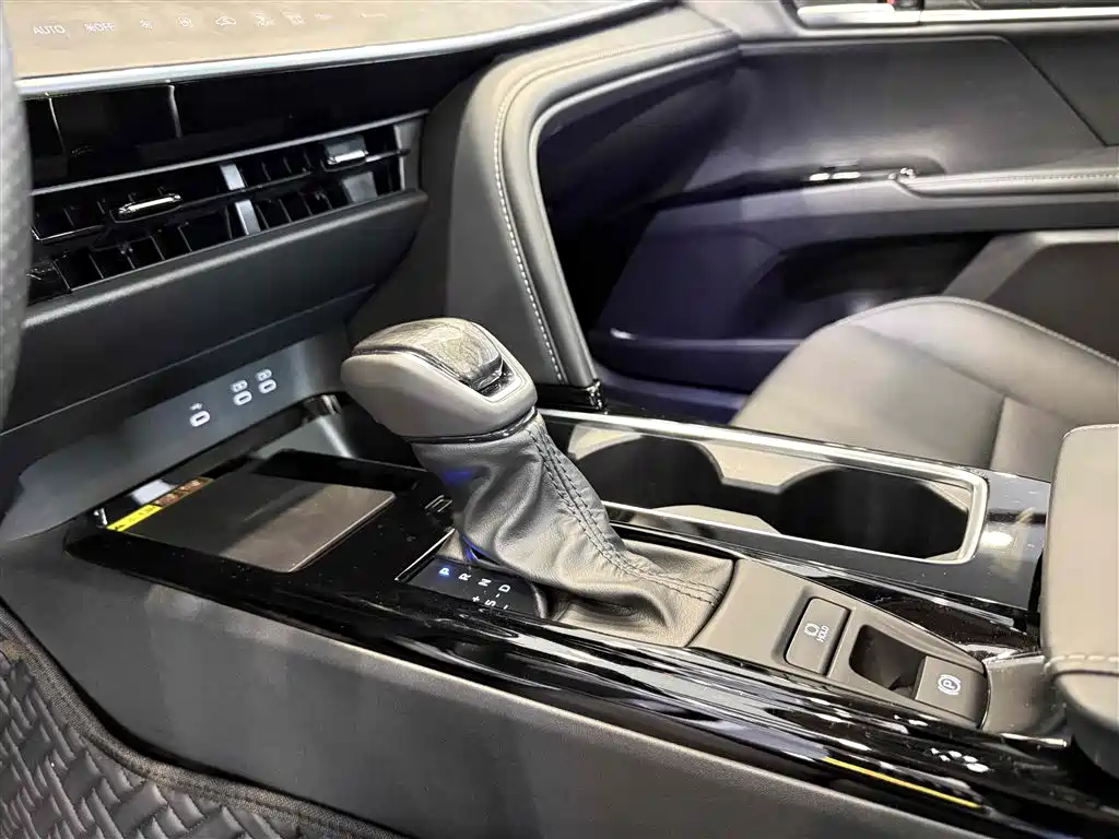 Toyota Camry 2025 — фото 20