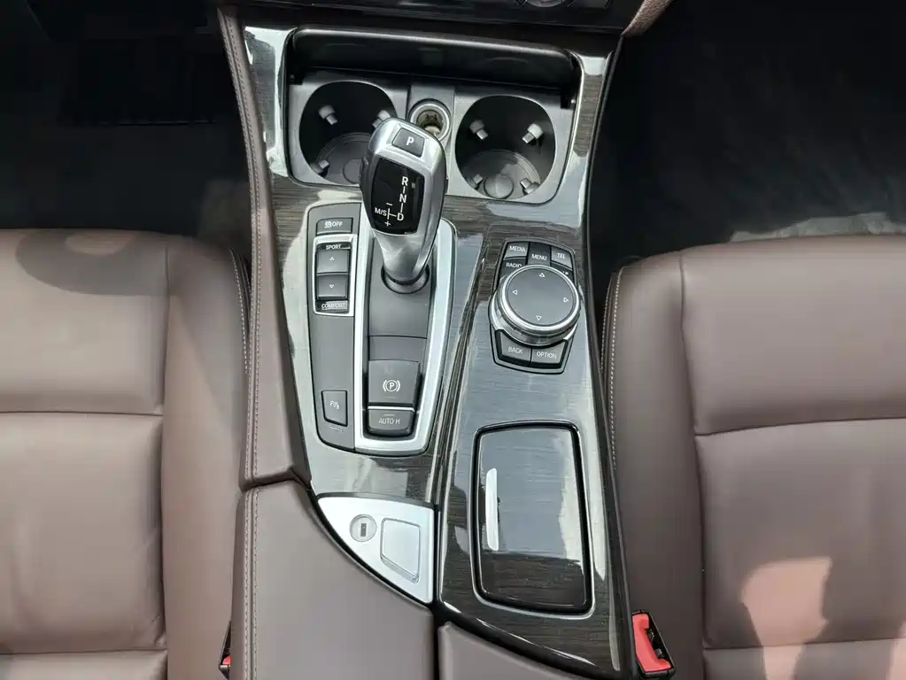 BMW 5 Series 2016 — фото 18