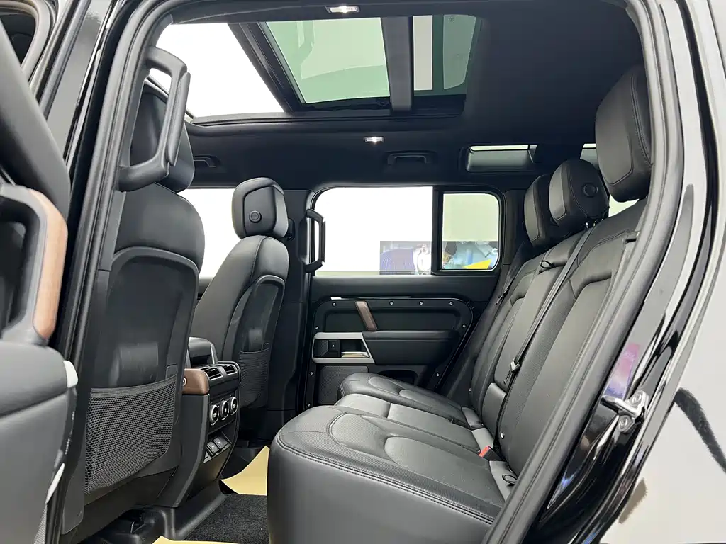 Land Rover Defender 2023 — фото 9