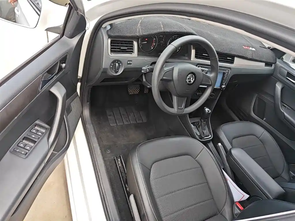 Skoda Rapid Spaceback 2016 — фото 16