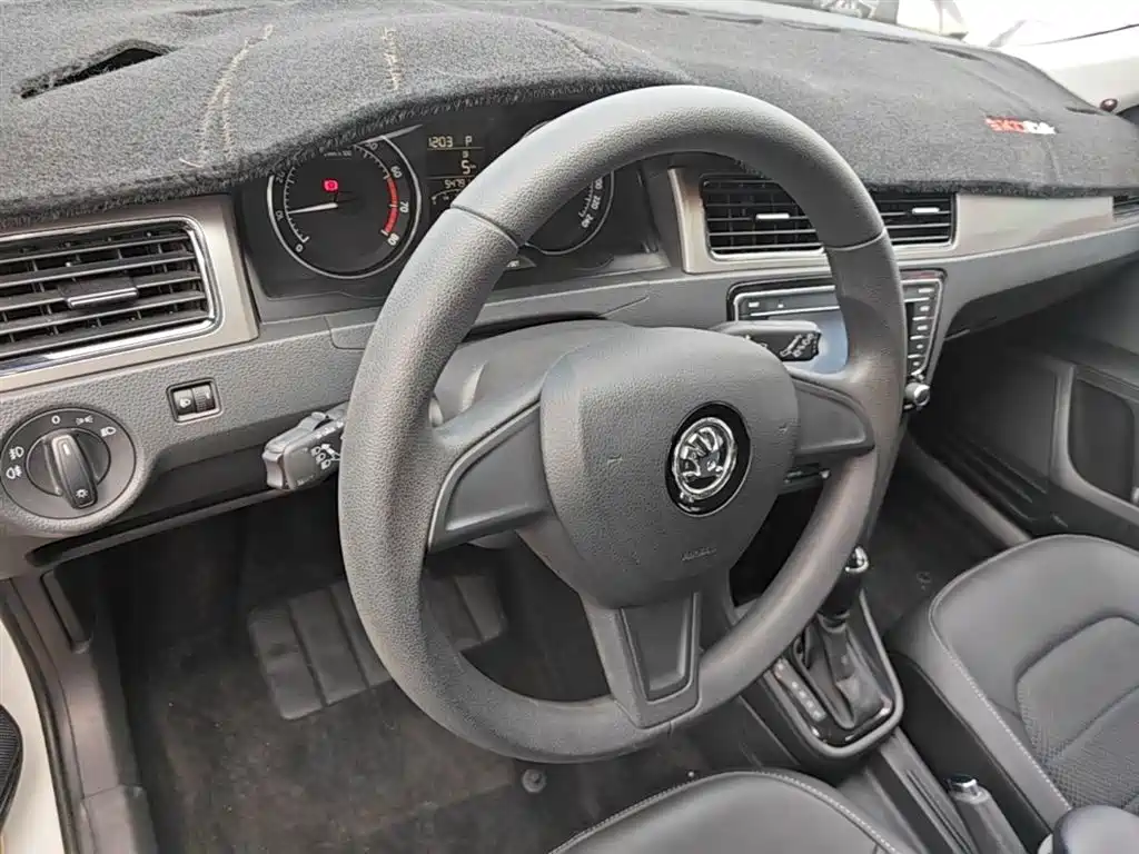 Skoda Rapid Spaceback 2016 — фото 10