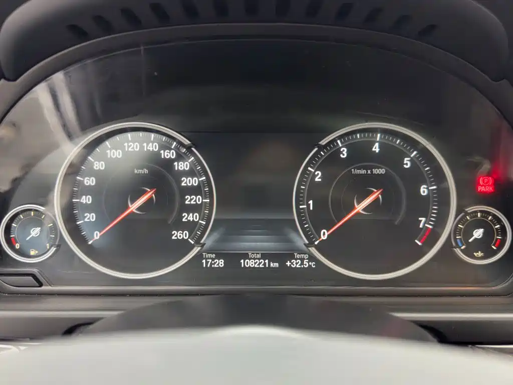 BMW 5 Series 2017 — фото 16