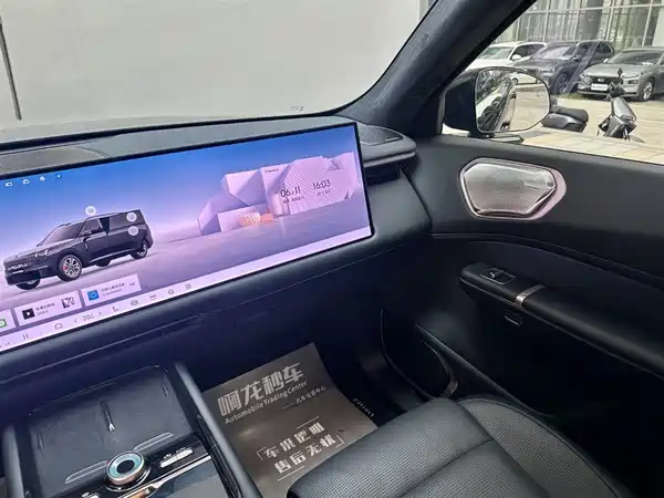 Lynk & Co 900 2025