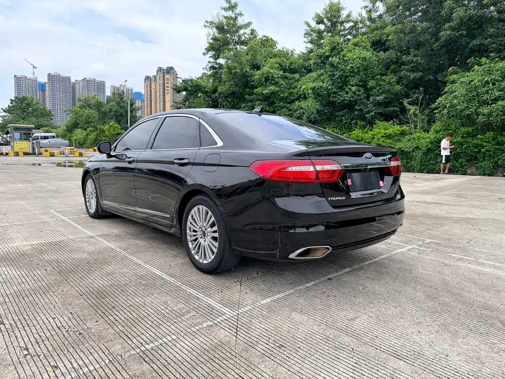 Ford Taurus 2018 — фото 15