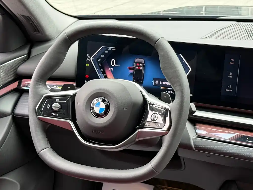 BMW 5 Series 2025 — фото 25