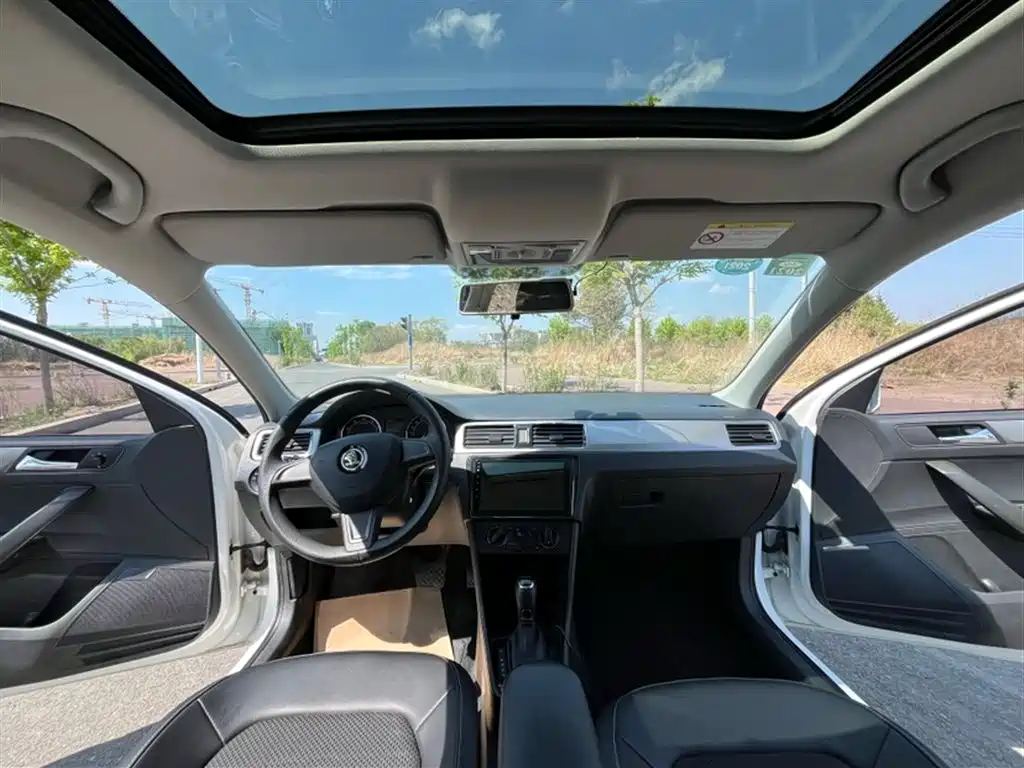 Skoda Rapid Spaceback 2017 — фото 17