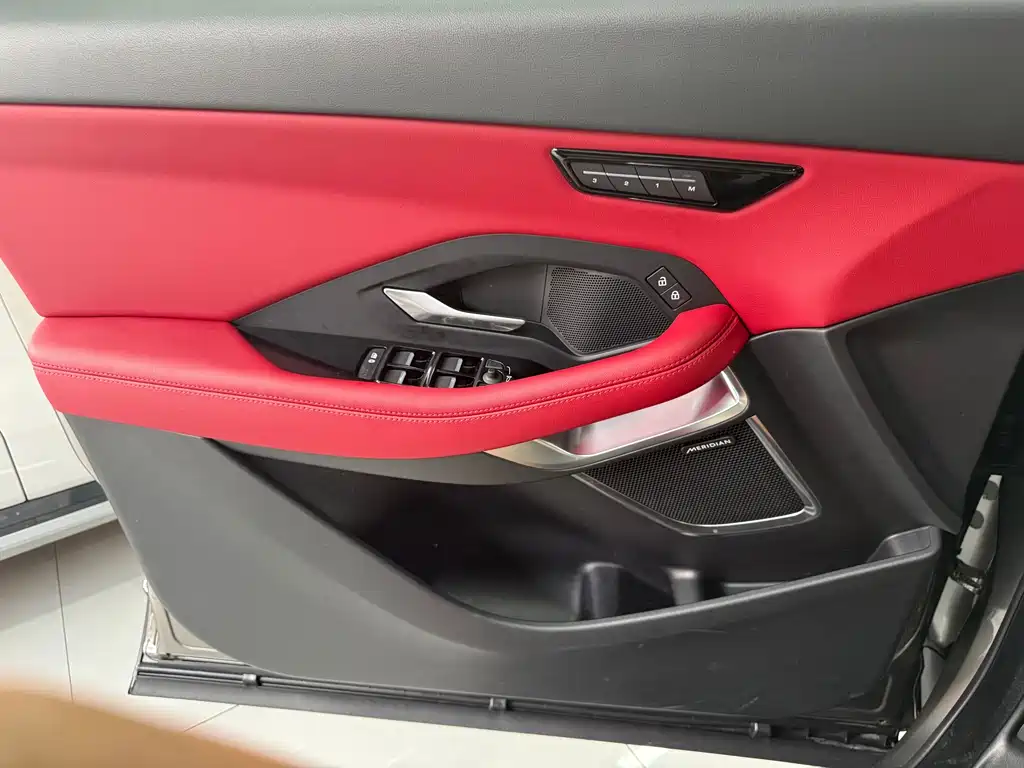 Jaguar E-PACE 2023 — фото 11