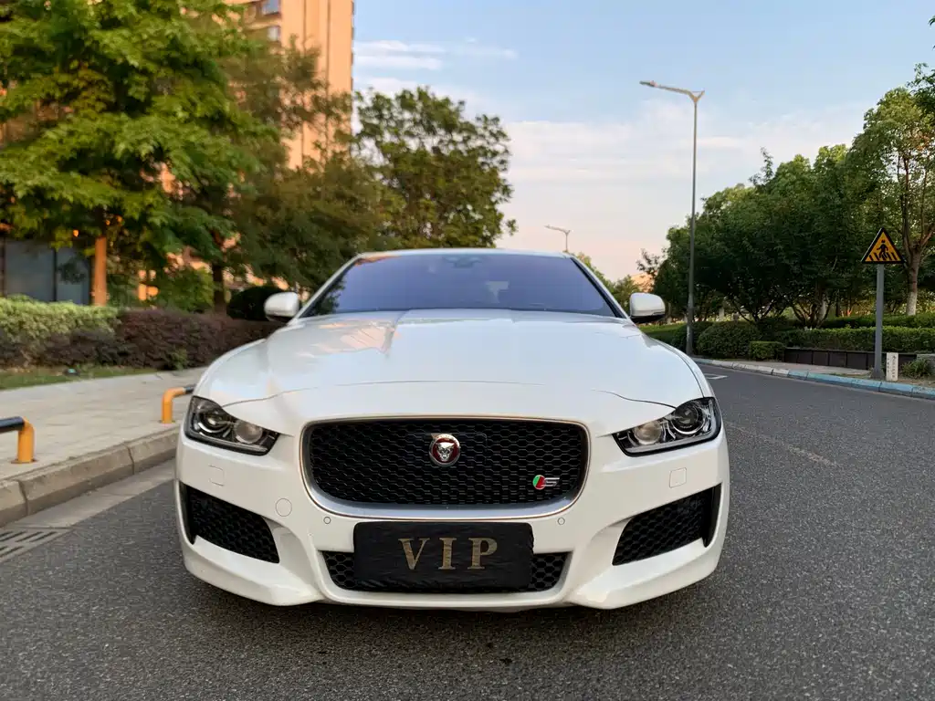 Jaguar XE 2017 — фото 2