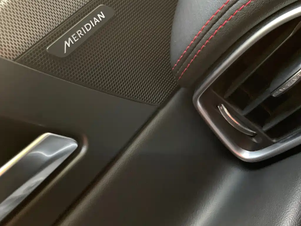 Jaguar XE 2017 — фото 16