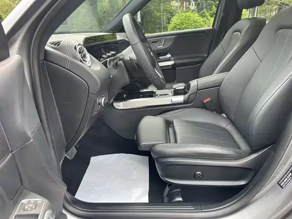 Mercedes-Benz GLB 2023