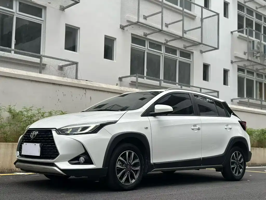 Toyota Yaris L 2023 — фото 1