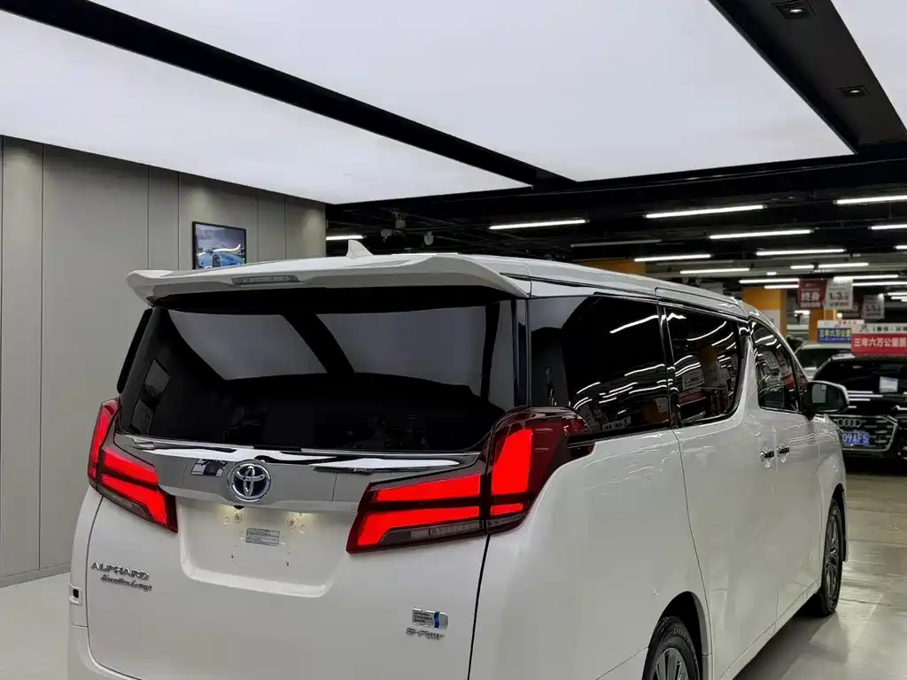 Toyota Alphard 2023 — фото 5